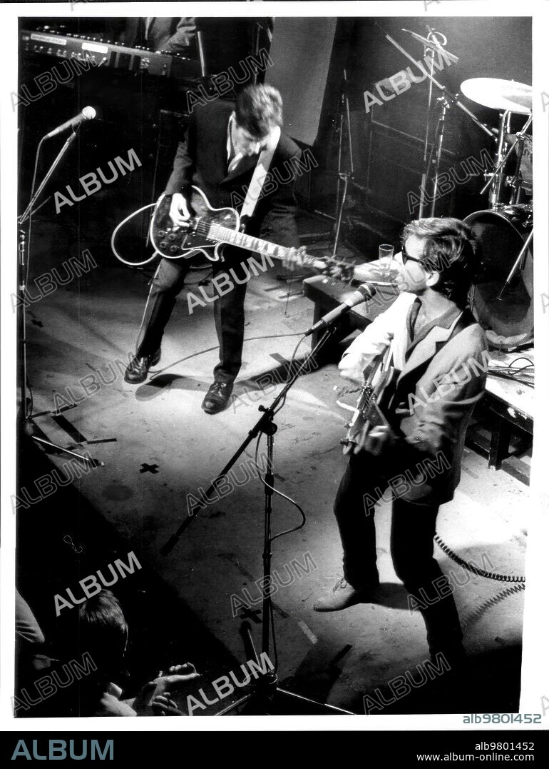 15 diciembre 1983. Nacha Pop, una de las Formaciones más Solidas de lo que posteriormente Habría de Denominarse ¿Movida Madrileña¿, Estaba Compuesta inicialmente por  nacho García Vega y Carlos Brooking, Amigos del Colegio, y los Hermanos Jaime y Antonio García Vega (Primos de Nacho). Jaime Abandonó pronto la Formación. En la Imagen, nacho en primer Termino Cantando junto A Antonio.