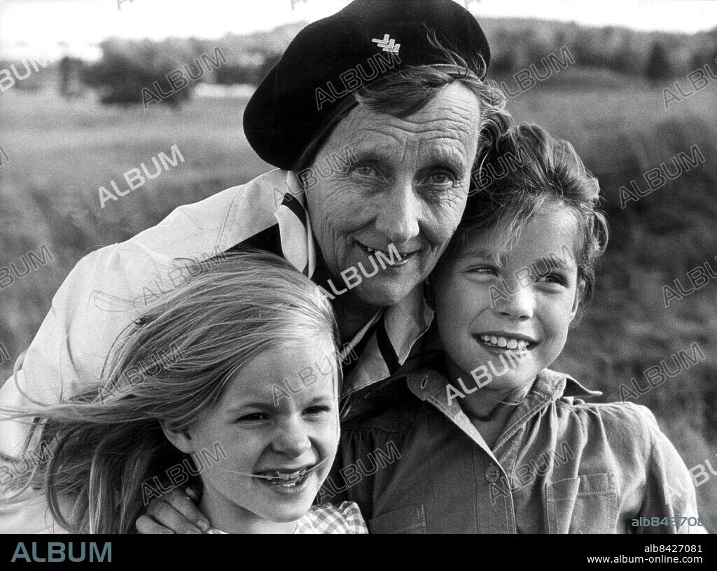 ©SCANPIX SWEDEN, 1979-09-25.. Astrid Lindgren med skådespelarna i Madicken. Astrid i basker tillsammans med (t.h.) Liv Alsterlund som Lisabeth, och (t.v.) Jonna Lijendahl som Madicken.. Foto: Scanpix. Code: 20360.