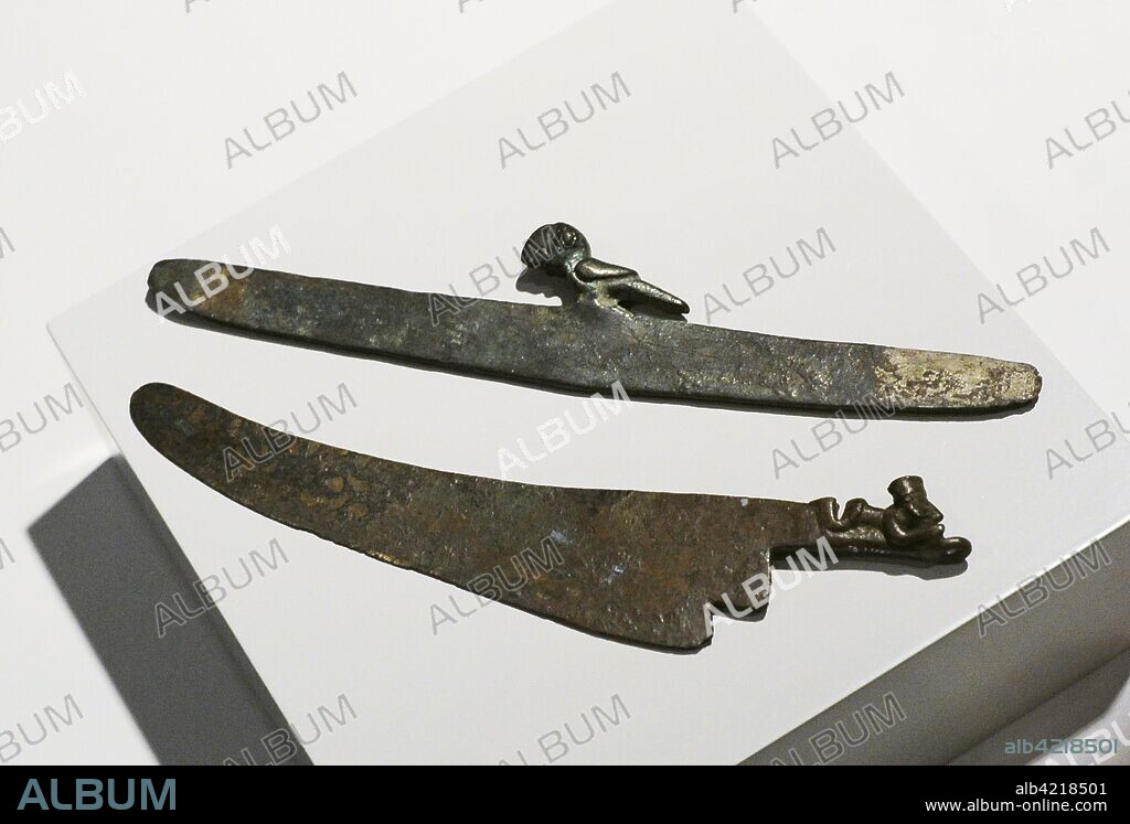 Cuchillo ceremonial decorado con figura humana. Bronce. Perú. Cuchillo ceremonial decorado con figura de pájaro. Plata Baja. Cultura Chimú, Período Intermedio Tardío (1100-1400 d. C.). Perú. Museo de América. Madrid. España.