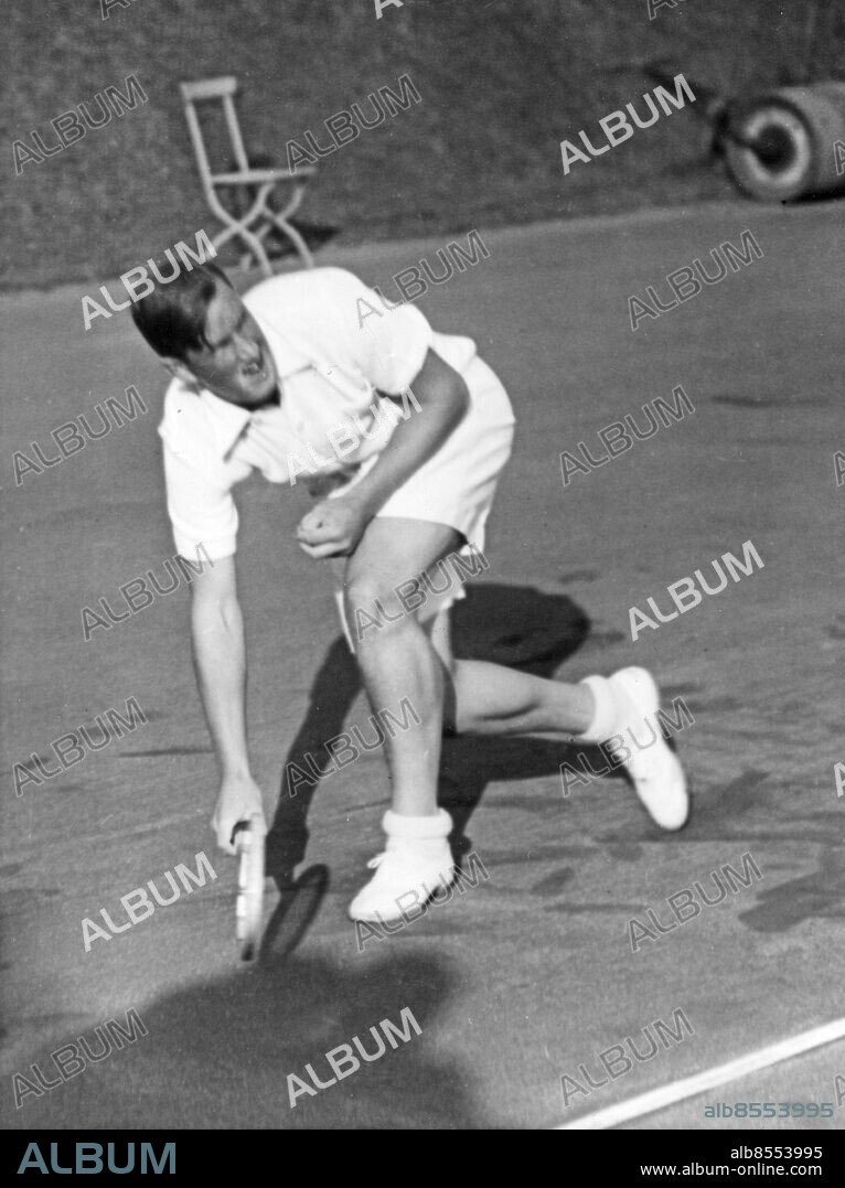 STOCKHOLM 1935-09-24. Svenska tennisspelaren Kalle Schröder i aktion i en tennismatch mot den Tyska tennisklubben Berliner Schlittschuhklub i Stockholm 1935-09-24. Foto: Keystone / AB Text & Bilder / SVT / Kod: 5600. T&B personmapp: Schröder, Kalle.