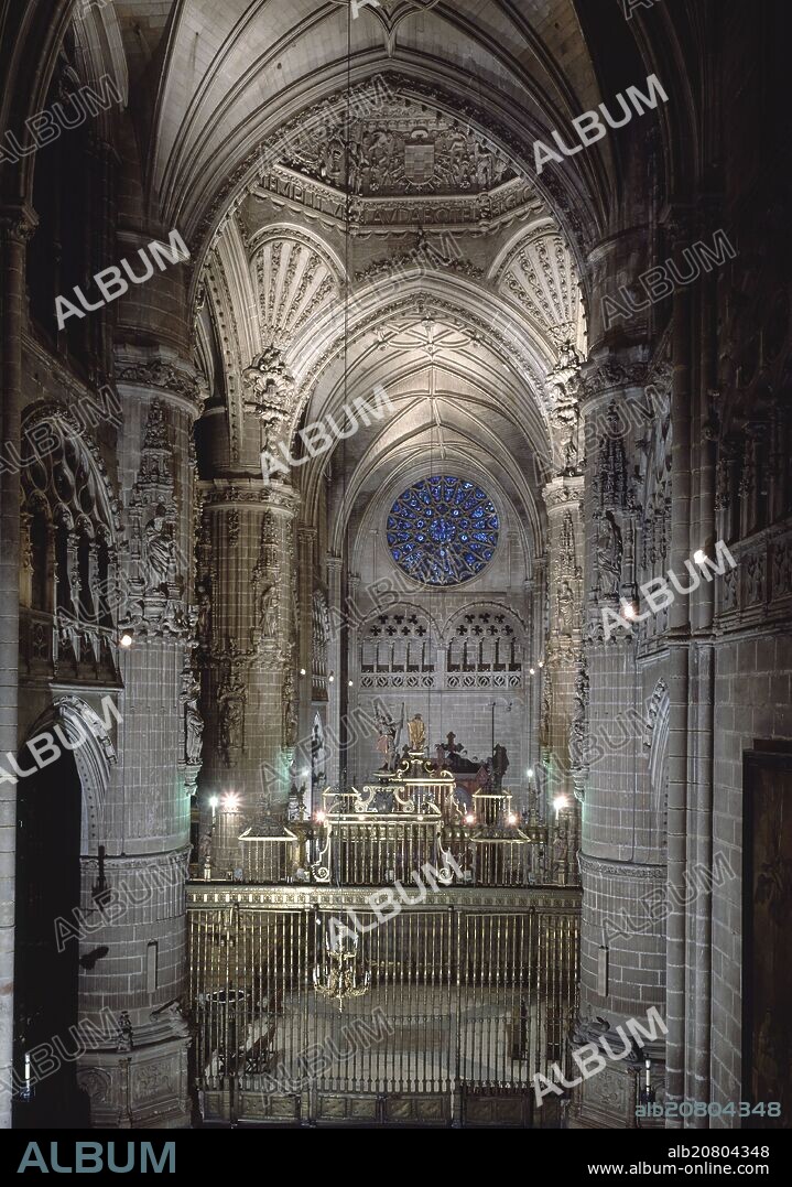 JUAN DE COLONIA (1410-1481). INTERIOR DE LA CATEDRAL - VISTA DEL CRUCERO DESDE LA NAVE CENTRAL - ARQUITECTURA GOTICA ESPAÑOLA.