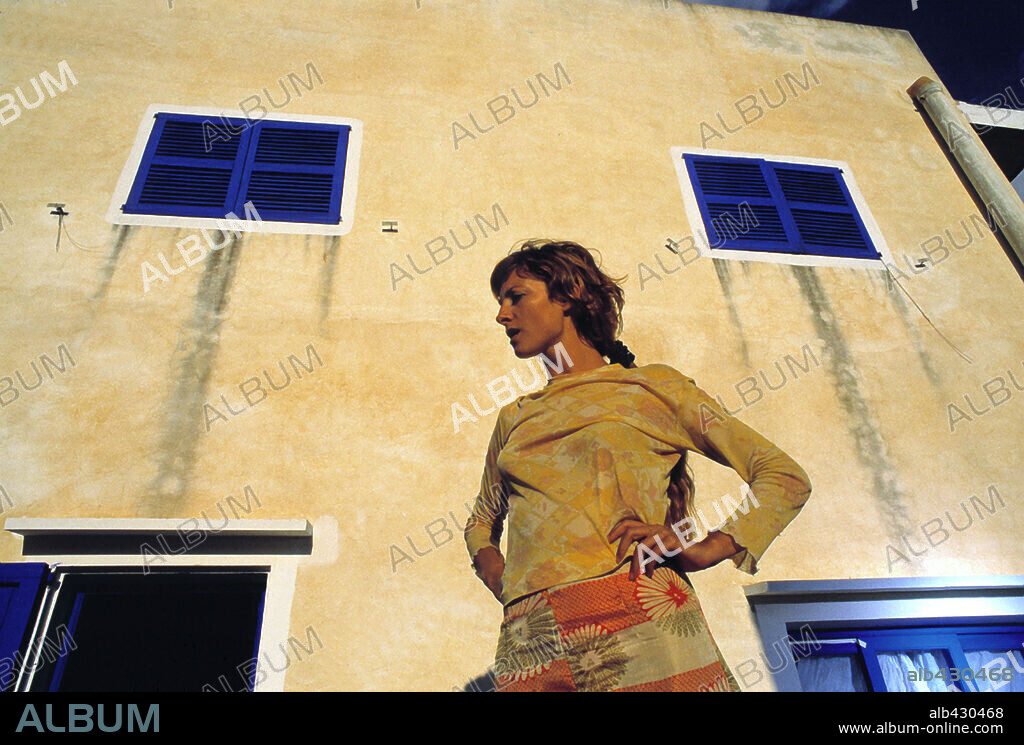 NAJWA NIMRI in SEX AND LUCIA, 2001 (LUCÍA Y EL SEXO), directed by JULIO MEDEM. Copyright SOGECINE/ALICIA PRODUCE / LOPEZ CALVIN, DIEGO.