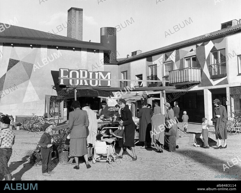 STOCKHOLM 1950-tal.. Orig. bildtext... Årsta centrum Anm. Förorter CD352 Forum Fasader sites: ÅRSTA;STOCKHOLM;SVERIGE.