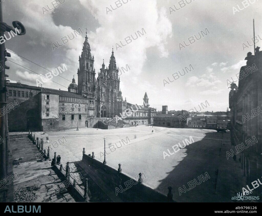 1950. Plaza del hospital y fachada del Obradoiro.