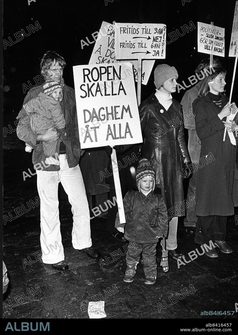 ARKIV 750407 - "Ropen skalla daghem åt alla" var sjuttiotalets vanligaste slagord. Bristen var enorm och flertalet kommuner särskilt i storstadsområdena hade hundratals barn i daghemskön. Bilden publicerad i boken Sjuttiotal av Jan Lundgren. Foto: Lars Groth Kod: 19 . COPYRIGHT SCANPIX SWEDEN.