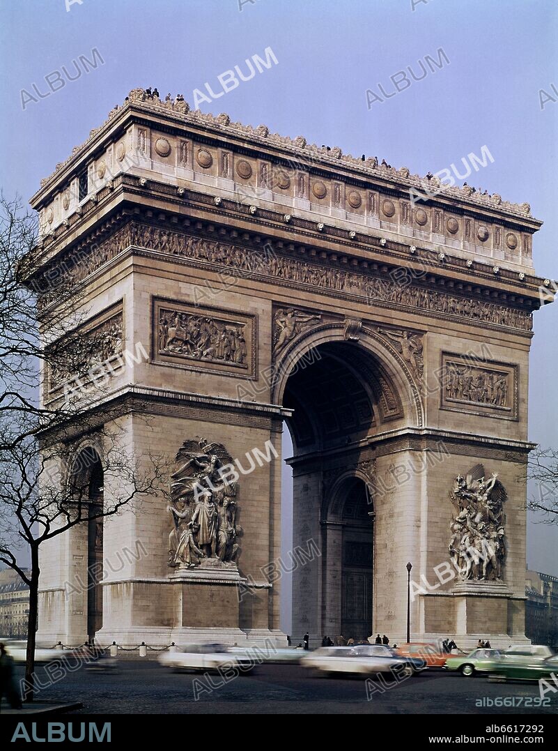 JEAN FRANÇOIS THERESE CHALGRIN (1739-1811). ARCO DEL TRIUNFO SITUADO EN LA PLAZA CHARLES DE GAULLE MANDADO CONSTRUIR POR NAPOLEON BONAPARTE TRAS SU VICTORIA EN LA BATALLA DE AUST.