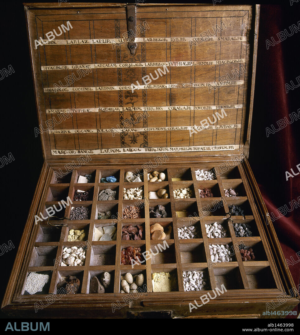 "OJO DE BOTICARIO". Caja con diferentes sustancias empleadas en farmacia. Universidad de Madrid. España.