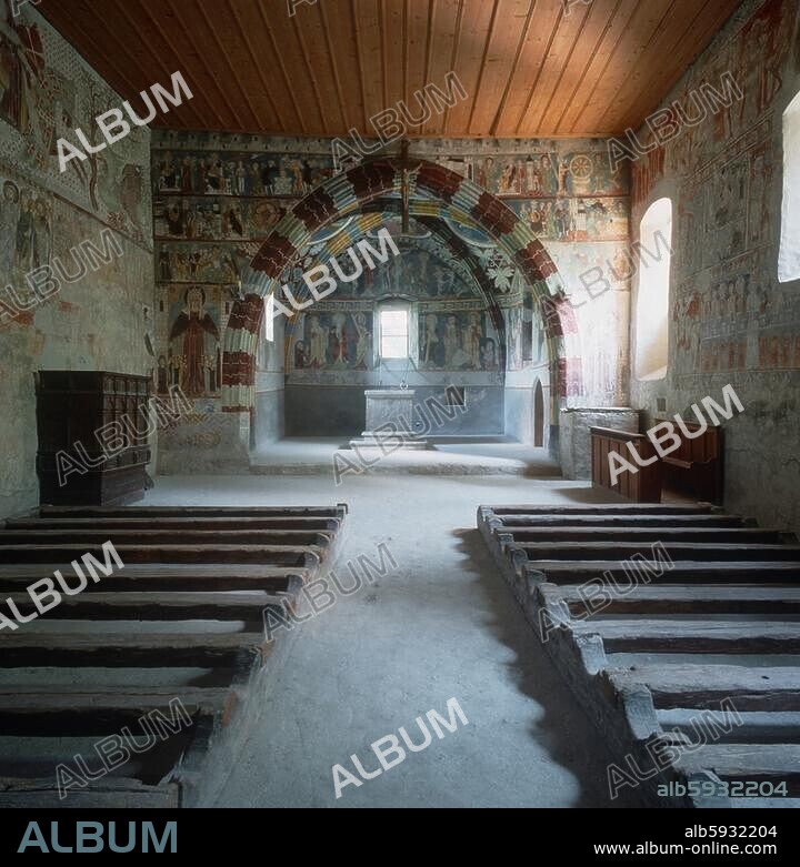 Rhäzüns (Razén), Kirche St. Georg (Sogn Gieri, erbaut ab dem 10. Jh., Chor erbaut im 14. Jh.), Innenraum mit Blick zum Chor mit Wandmalereien aus dem 14. Jh.. Hinterrheintal, Domleschg (Schweiz, Graubünden). Rhäzüns, Graubünden, Schweiz.
