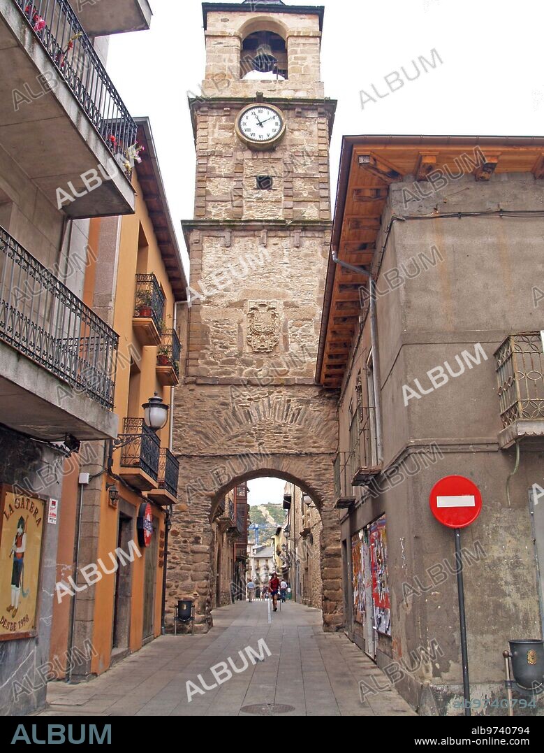 27 julio 2005. Ponferrada, Leon, foto Heras calle del Reloj , camino de
Santiago,,,,,,,,,,,,,,,,,,,,,,,Archdc.