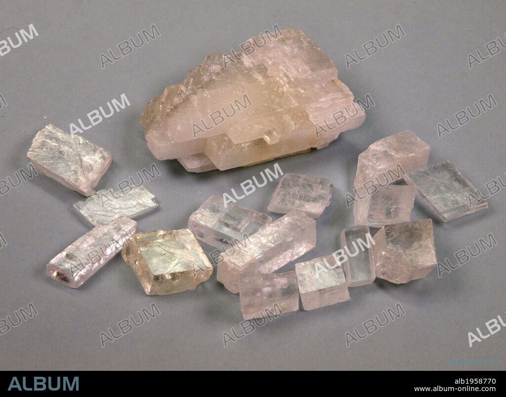 ESPATO DE ISLANDIA (CALCITA DE ISLANDIA). Variedad de calcita transparente, que presenta, de forma muy clara, el fenómeno de la DOBLE REFRACCIÓN O BIRREFRINGENCIA, por lo que se utiliza para fabricar prismas de Nicol.