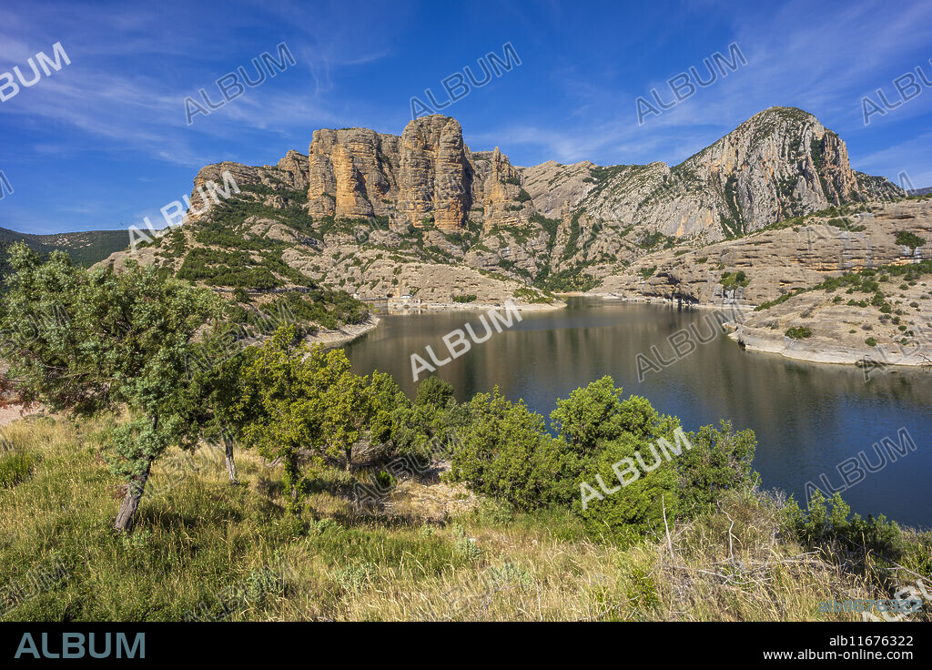 Mallos de Ligüerri and Vadiello reservoir, Sierra and Canyons of Guara Natural Park, Huesca, Aragon community, Spain.