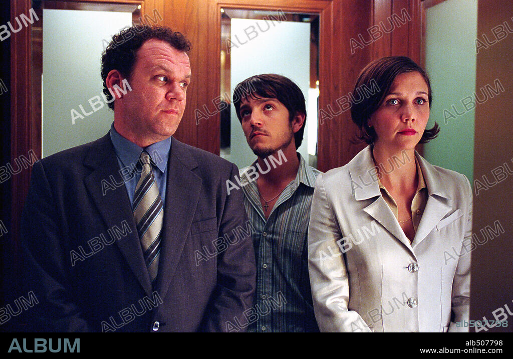DIEGO LUNA, JOHN C. REILLY and MAGGIE GYLLENHAAL in CRIMINAL (2004), directed by GREGORY JACOBS. Copyright WARNER INDEPENDENT PICTURES / HANOVER, SUZANNE.