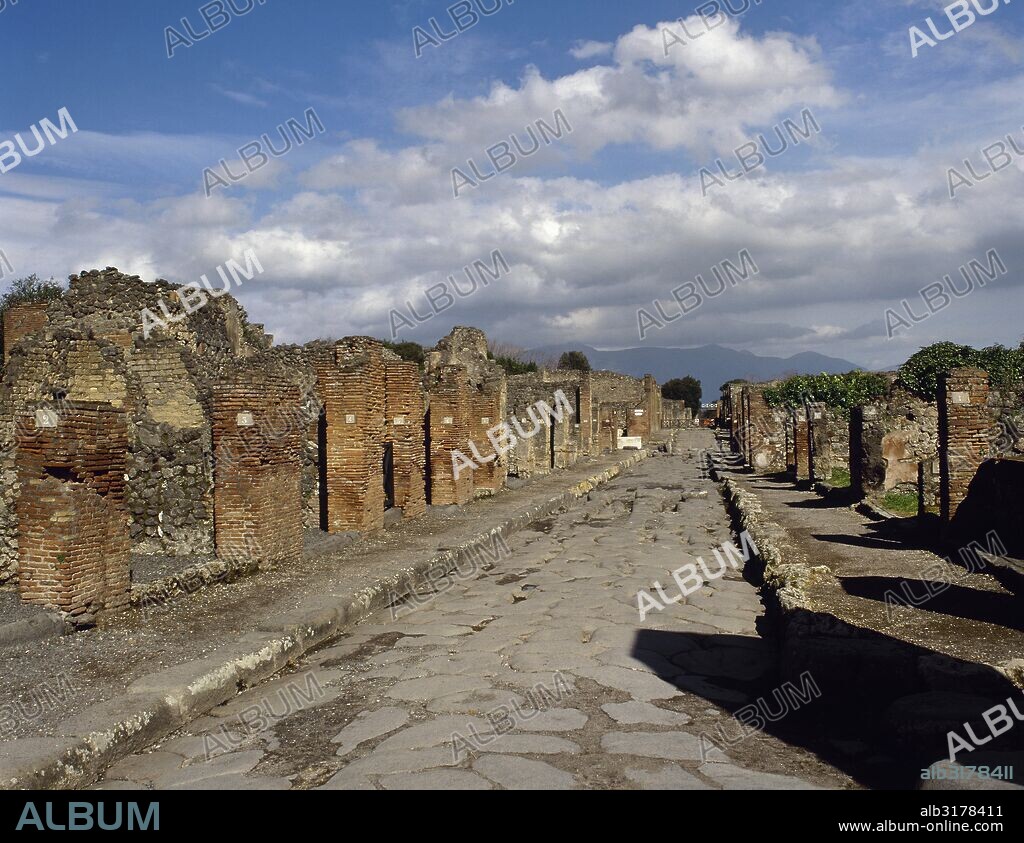 POMPEYA. Ciudad romana situada a los pies del Vesubio, destruida en el 79 d. C. por la erupción del volcán. Vista genera de la VIA DE LA FORTUNA. La Campania. Italia.