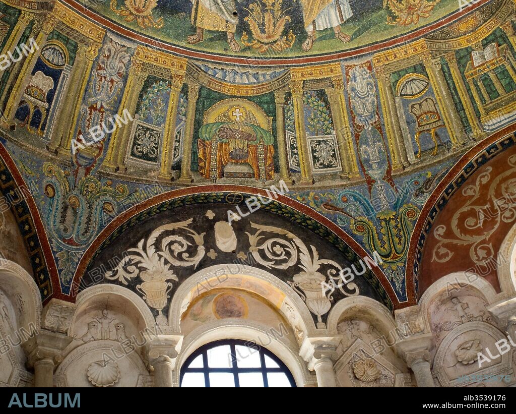 Detalle interior del baptisterio neoniano, Siglo V, Rávena, Italia.