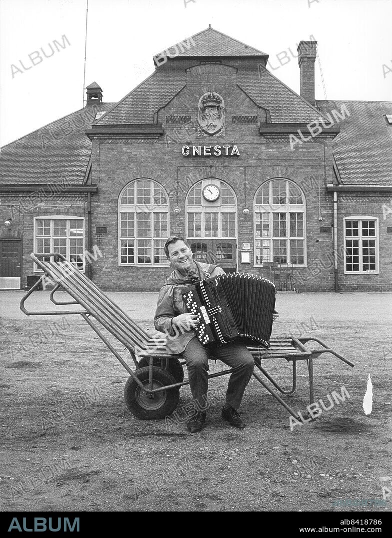 STOCKHOLM 19691021 : Rune Gnestadius född Karlsson, mera känd under namnet Gnesta-Kalle, radio- och TV-producent, programledare, dragspelare och kapellmästare. Gnesta-Kalle förknippades bl.a. med radio- och TV-programmet 'Våra favoriter'.. Han avled i sitt hem i Gnesta, 83 år gammal, den 18/12 2010.. Foto: Gunnar Westerlind / SCANPIX / Kod: 190.