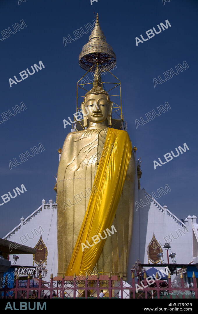 The main feature of Bangkok's Wat Intharawihan is the 32-metre high standing Buddha called either Luang Pho To or Phrasiariyametri. It took over 60 years to complete and is decorated in glass mosaics and 24-carat gold. The topknot of the Buddha image contains a relic of Lord Buddha brought from Sri Lanka. The temple was built at the beginning of the Ayutthaya period.