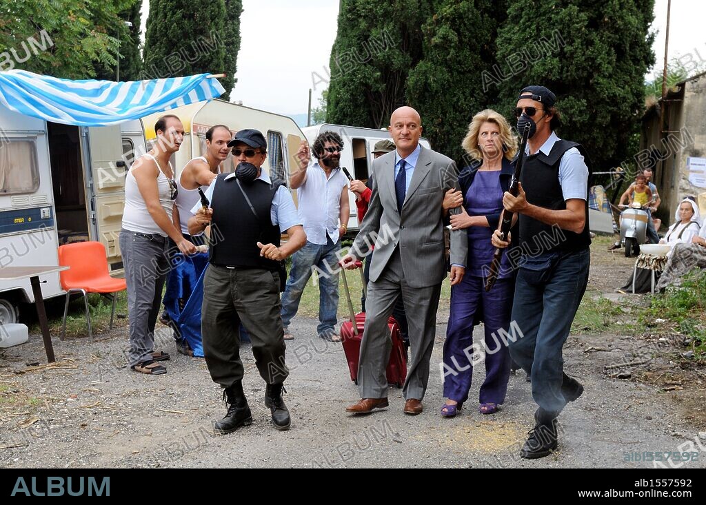 ANGELA FINOCCHIARO y CLAUDIO BISIO en BIENVENIDOS AL SUR, 2010 (BENVENUTI AL SUD), dirigida por LUCA MINIERO. Copyright MEDUSA FILM.