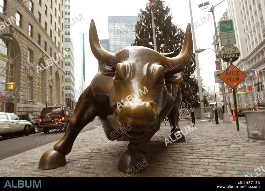 Jan 11, 2006 - New York, USA - Charging Bull (sometimes called the Wall Street Bull or the Bowling Green Bull) is a 7,000 pound bronze sculpture by Arturo Di Modica that sits in Bowling Green park near Wall Street in New York City. (Credit Image: © Jose Giribas/Keystone Pressedienst/ZUMA Press). 11/01/2006
