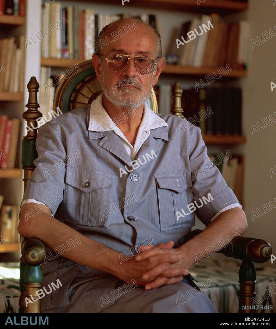 LLOMPART, Josep Maria (1925-1993). Escritor mallorquín. Premio de Honor de las Letras Catalanas y galardonado con la Creu de Sant Jordi. Llompart en su finca de Deià (Mallorca), 1981. Islas Baleares. España.