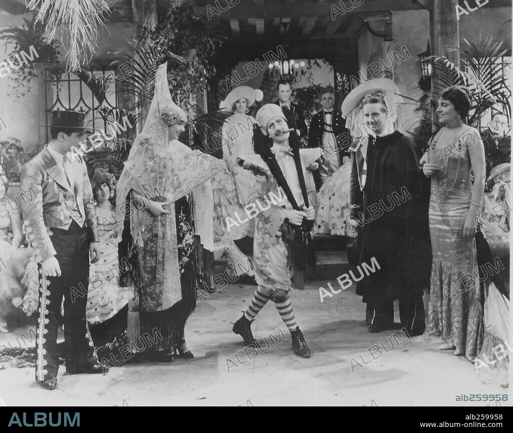 GROUCHO MARX en CUATRO COCOS, 1929 (THE COCOANUTS), dirigida por JOSEPH SANTLEY y ROBERT FLOREY. Copyright PARAMOUNT PICTURES.