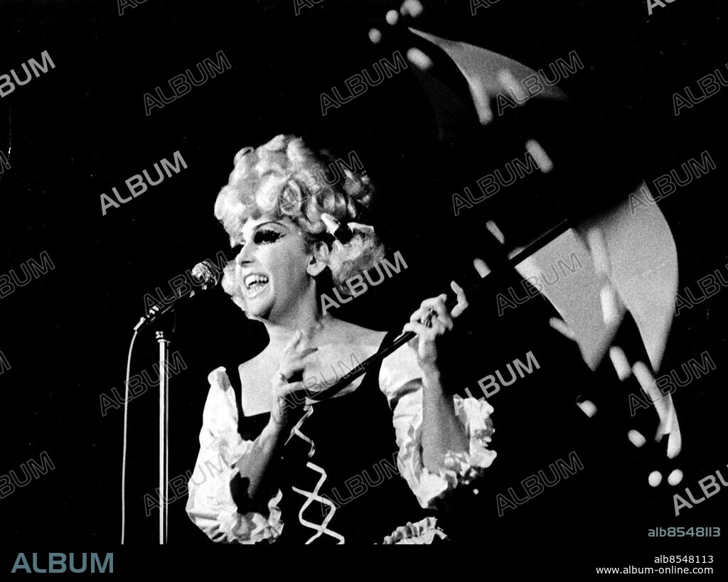 Git Gay (Birgit Carp född Holmberg) i Kronprinsenschow januari 1970. f 1921. Gay Git sång revyprimadonna Scen 1957. (c) Rolf Zieger / Sydsvenskan / IBL.