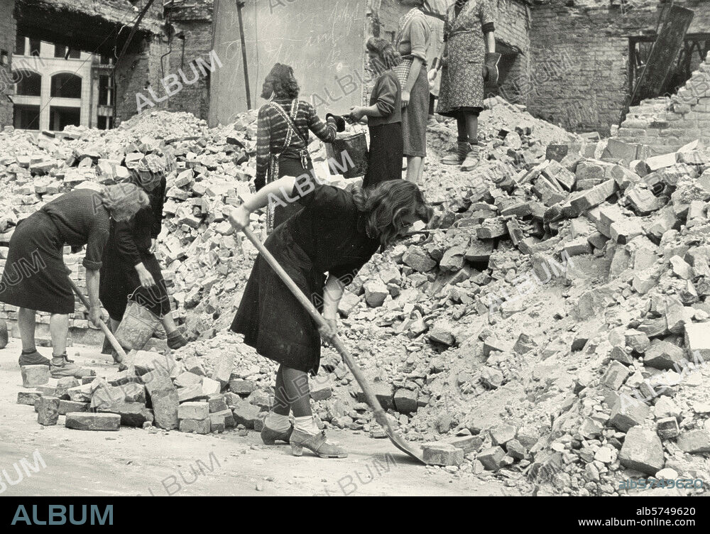 Berlin / Nachkriegszeit. "Trümmerfrauen" (Enttrümmerungsarbeiten in Berlin). Foto, 1945 (Abraham Pisarek).