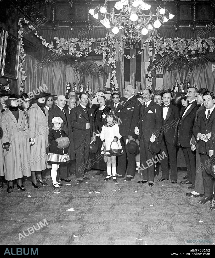 25 diciembre 1918. Inauguracion de una exposición en Barcelona.
El Capitan general Sr. Milans del Bosch (1), el Gobernador.Sr. Rothwos (2) y el Alcalde. Sr. Morales (3) en la Inauguracion de Muñecas Artisticas.