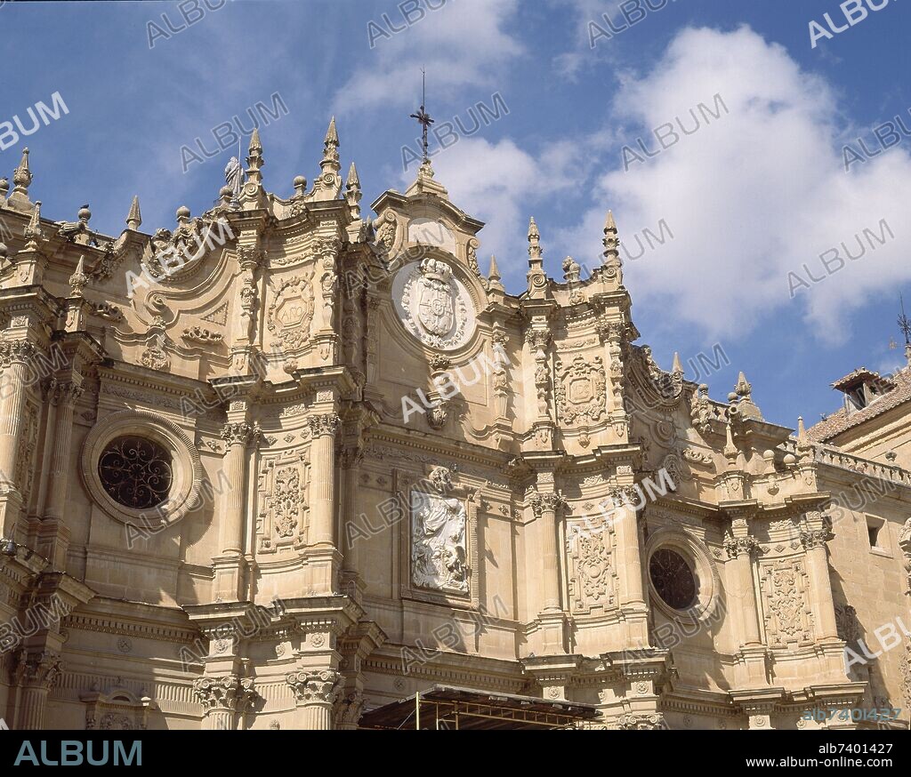 DETALLE SUPERIOR DE LA FACHADA PRINCIPALDE LA CATEDRAL DE GUADIX - SIGLO XVI/XVIII - BARROCO ESPAÑOL.