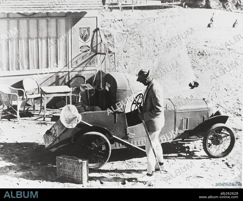 JACQUES TATI in MR. HULOT'S HOLIDAY, 1953 (LES VACANCES DE MONSIEUR HULOT), directed by JACQUES TATI. Copyright CADY/DISCINA.