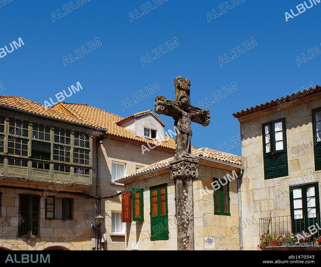 GALICIA. PONTEVEDRA. Vista de la Plaza de la Leña, en la que antiguamente se vendía leña para las cocinas. Detalle del CRUCEIRO. España.