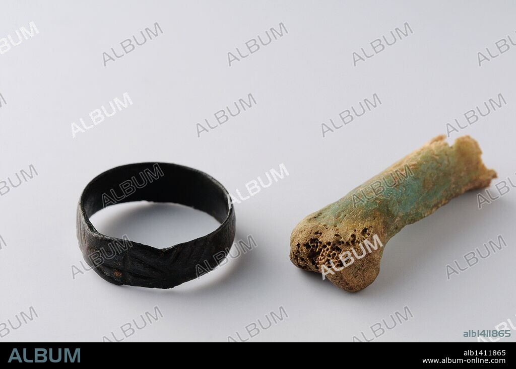 Anillo de bronce asociado a falange de hueso . Anillo 18 mm ( Siglo V-VIII dc ) - Epoca Visigoda , procedente de la " Necrópolis de Equinox " - Yacimiento arqueológico de Complutum en Alcalá de Henares ( Madrid ). ESPAÑA.