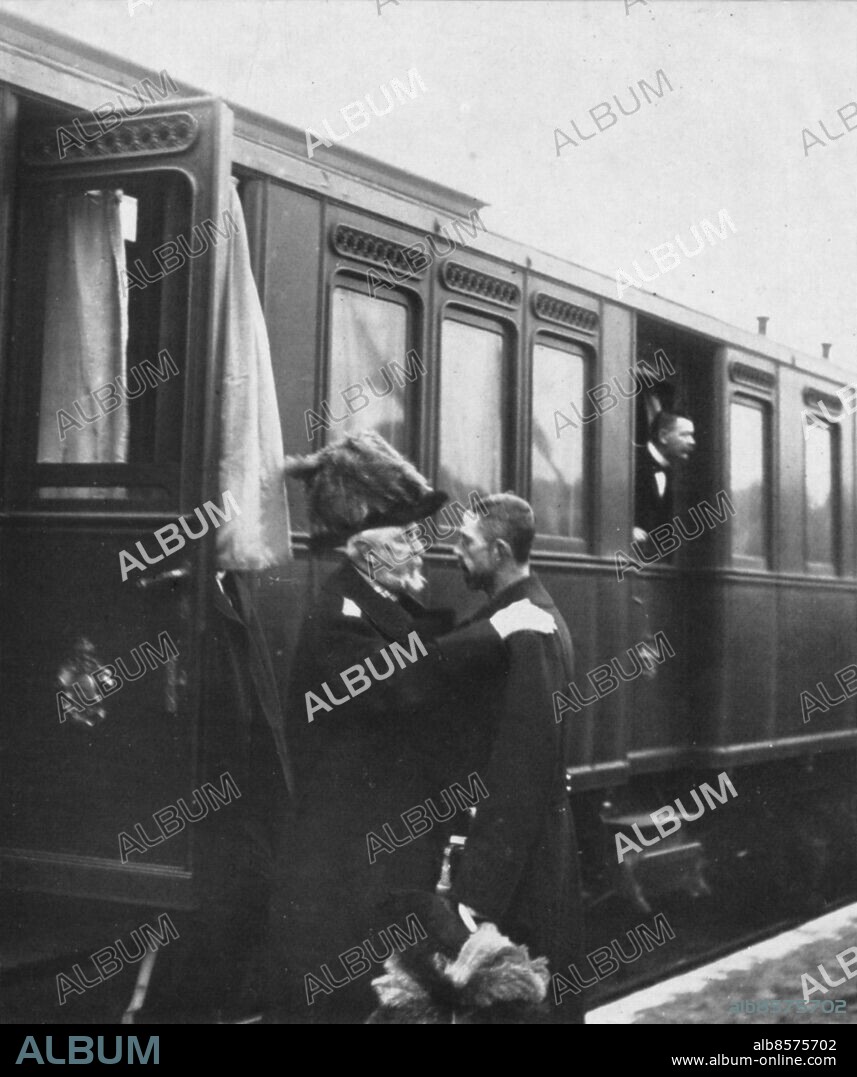 SVERIGE ca 1900 Orig. bildtext... Far och son Foto: AB Text & Bilder / SVT / Kod:5600 Anm. Oscar II, 1829-1907, kung av Sverige från 1872 och Norge 1872-1905 Kronprins Gustaf, från 1907 Gustav V, kung av Sverige Avsked Plymer Emblem Sekelskifte BBG373 sv/v kopia persons: OSCAR II, KUNG AV SVERIGE;GUSTAF, PRINS AV SVERIGE sites: SVERIGE PhotoDate:190?-??-??.