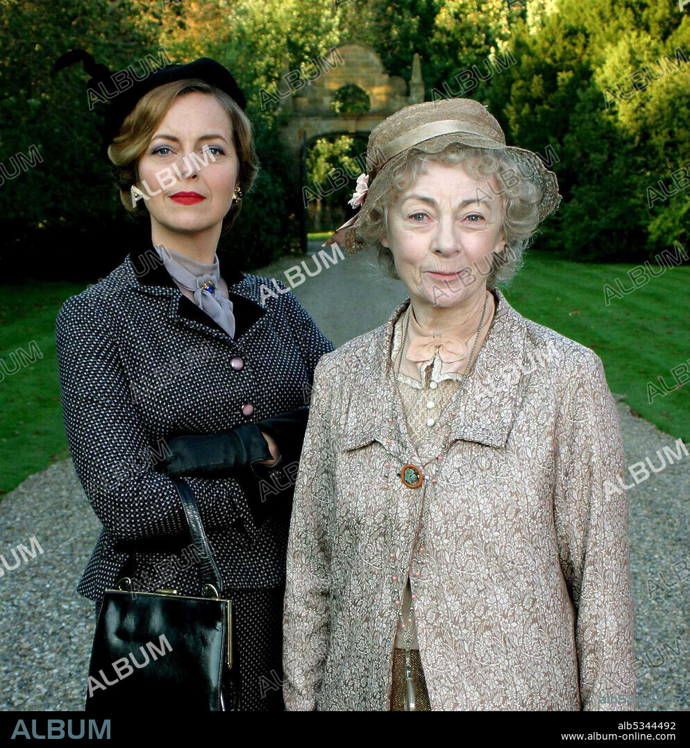 GERALDINE McEWAN et GRETA SCACCHI dans MISS MARPLE, 2004 (AGATHA CHRISTIE'S MARPLE), réalisé par ANDY WILSON, EDWARD HALL et PETER MEDAK. Copyright Granada International.