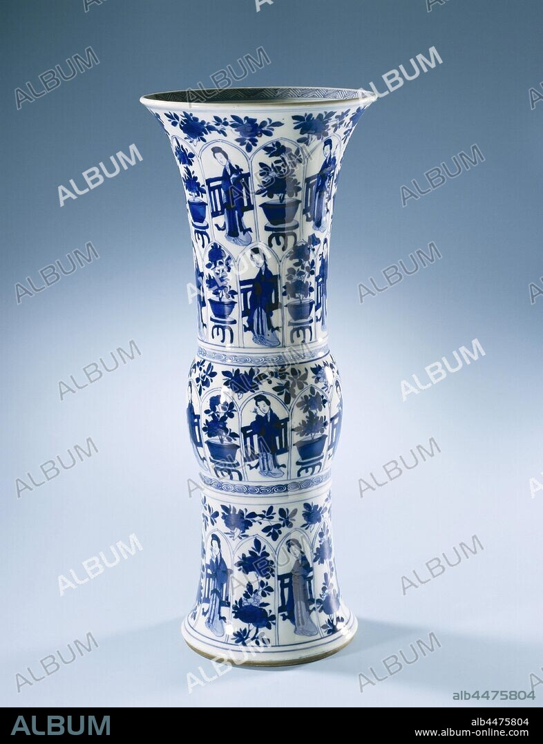 Gu-shaped beakervase with Chinese ladies and flower pots in panels, Gu-shaped porcelain vase with a round bulge in the middle and a spreading neck, painted in underglaze blue. On the wall alternately a Chinese lady (long list) or a flower pot on a low table in a petal box, above flower branches. Above and below the thickened middle part a band with spiral work. The inner edge with a band with a zigzag pattern. Marked on the bottom with an artemisia leaf in a double circle. Blue White., anonymous, China, c. 1700, Qing-dynasty (1644-1912) / Kangxi-period (1662-1722), porcelain (material), glaze, cobalt (mineral), vitrification, h 45.9 cm d 19 cm d 14.2 cm.