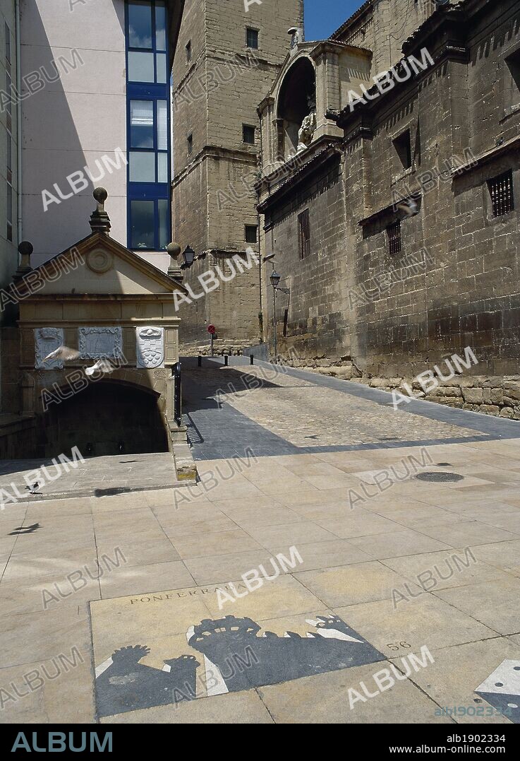 LA RIOJA. LOGROÑO. Vista de la FUENTE DE LOS PEREGRINOS junto a la IGLESIA DE SANTIAGO EL REAL, construida en el siglo XVI (CAMINO DE SANTIAGO). España.