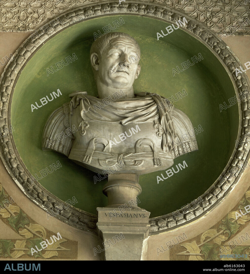 PATIO PRINCIPAL-BUSTO DEL EMPERADOR VESPASIANO.