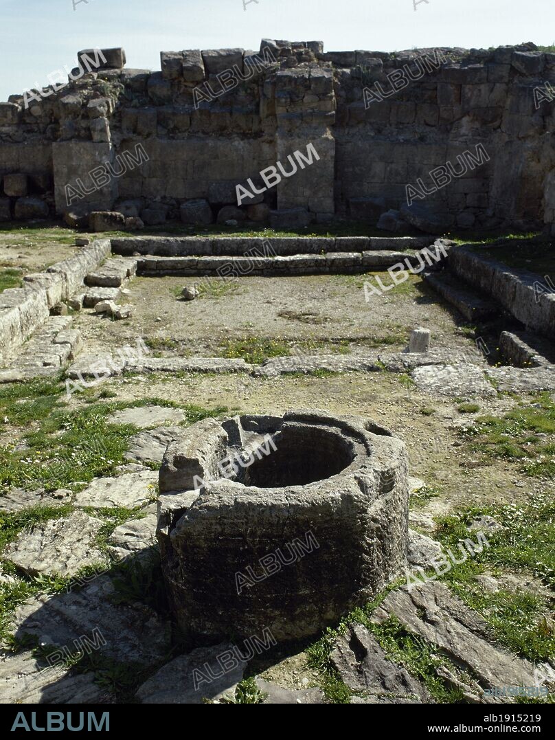 ARTE FENICIO. UGARIT. Antigua ciudad de Siria, junto al puerto de Minet. Estuvo habitado desde el-VII milenio (neolítico), pero su época de esplendor se situa entre finales del-III milenio y-II milenio. Vista de uno de los numerosos POZOS de la ciudad. El agua desempeñaba un papel fundamental en los ritos funerarios. RAS SHAMRA. SIRIA.
