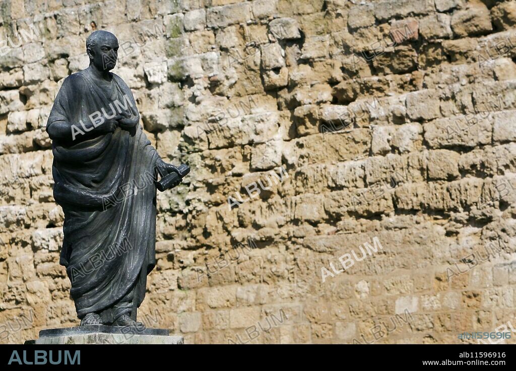 Córdoba, 30/01/2010. Estatua de Seneca en la puerta de Almodóvar. Foto: Roldán Serrano. Archcor.