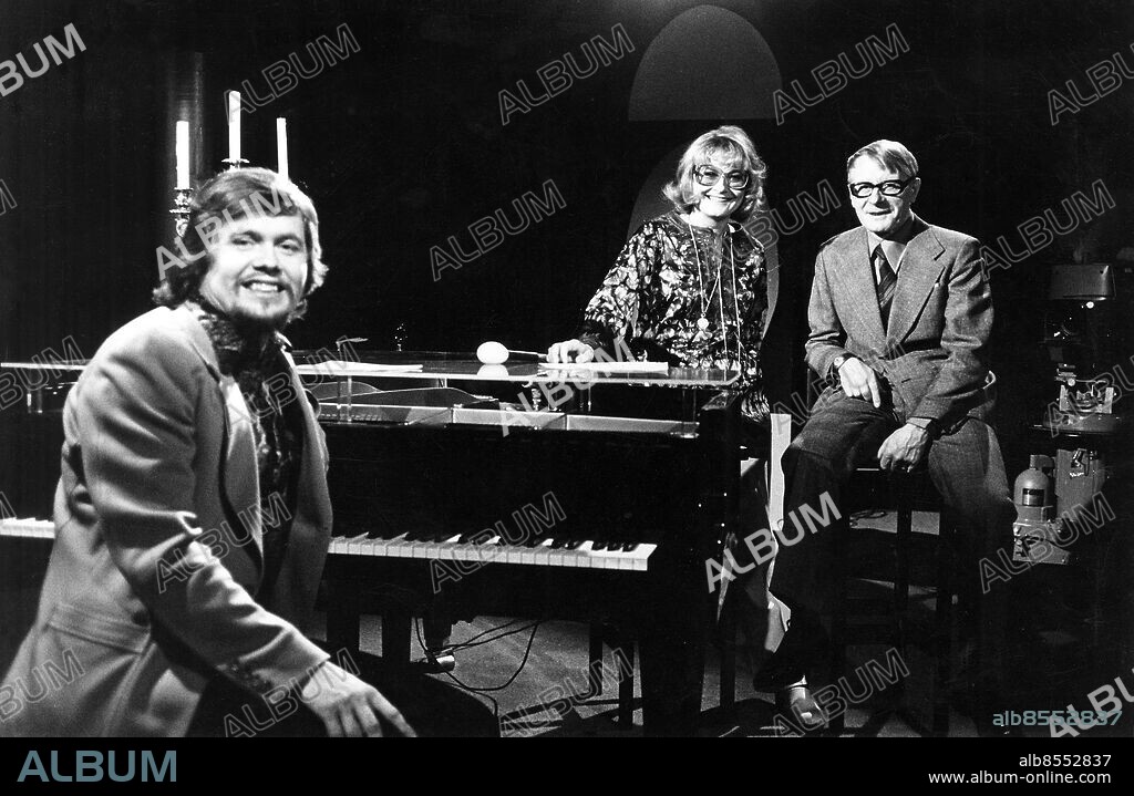 1974-04-28. TVÅ OCH EN FLYGEL. Musikprogram i TV med värden Berndt Egerbladh.. Sänt första gången 1974-07-28.. Här ses från vänster Berndt Egerbladh, pianist, kompositör och TV-man, Monica Zetterlund, sångerska, revyartist och skådespelerska, samt Monicas far, Bengt Nilsson, målare och dragspelare.. Foto: Lars Wiklund / SVT / Kod: 5600. Bild publ. i RiR 1-2/75 sid. 16 och RiR 8/75 sid. 39.. Mapp: Zetterlund, Monica Jazz-sångerska.