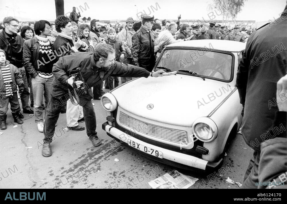 Berlin, 10./11. November 1989: Nach Öffnung der DDR-Grenzen zum Westen (9.11.1989).-DDR-Bürger, die in einem Trabant die Grenze nach West-Berlin passiert haben, werden von einem Westberliner mit einer Banane begrüßt (neu eröffneter Grenzübergang Potsdamer Platz).-Foto.