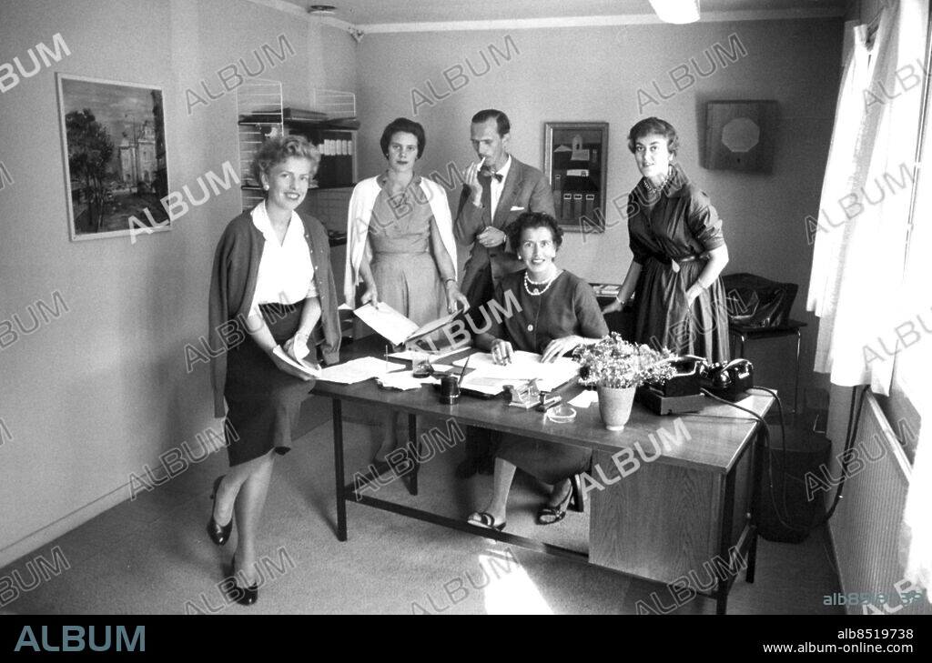 STOCKHOLM 1958-06.. Orig. bildtext...Maud Hamilton, A-M. Hellerström, Ing. Åke Lundin, Marianne Lamby, Ulla Fredriksson samtliga vid VM- och EM sekretariatet juni 1958 Anm. Arbetsrum Skrivbord Stringbokhyllor VM i fotboll 1958 A1 persons: A-M Hellerström ;Marianne Lamby ;Maud Hamilton ;Ulla Fredriksson ;Åke Lundin sites: STOCKHOLM ;SVERIGE ;VALHALLAVÄGEN.