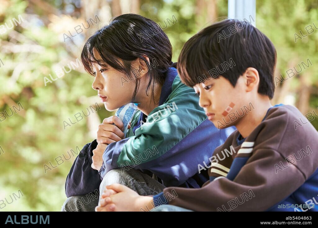 Park Si-wan y Stephanie Komure en EL JUEGO DEL CALAMAR, 2021 (SQUID GAME), dirigida por HWANG DONG-HYUK. Copyright Siren Pictures. Season 1.