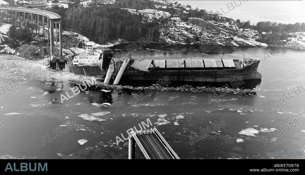 Norwegian ship Star Clipper collided with the Tjörn Bridge in Sweden on January 18, 1980, causing it to collapse. Before anyone was able to stop traffic 8 people, in 7 cars, had died as their vehicles plunged over the edge into the ice-cold water 40 meters below.. Photo: Jacky Leissner / Kamerareportage / TT code 2524.