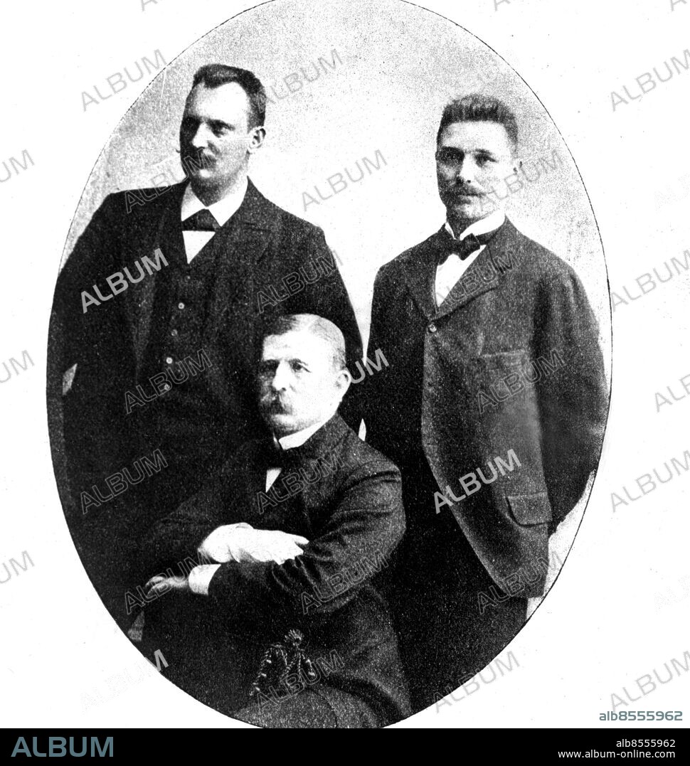 Orig. bildtext... ANDRÉE OCH HANS MÄN FUNNA! Ett norskt fångstfartyg har påträffat liket av Andrée och en av hans män på Frans Josefs land. Vår bild visar S.A. Andrée, Fraenkel och N. Strindberg kort före avfärden från Danskön vid Spetsbergen den 11 juli 1897. Anm. Trio Andrées expedition 1897 Nordpolen 413A persons: NILS STRINDBERG;KNUT FRAENKEL;SALOMON AUGUST ANDRÉE sites: SVERIGE PhotoDate:1897-01-01.