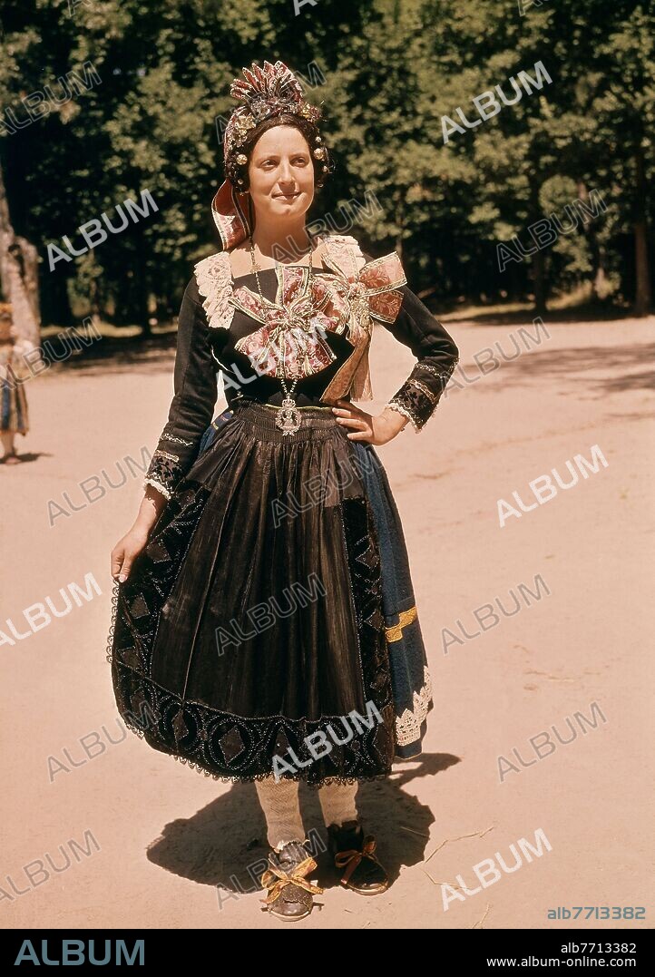 TRAJE REGIONAL MOZA DE NAVALCAN DE FIESTA (TOLEDO).