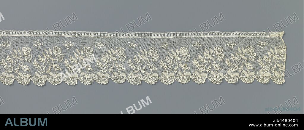 Strip of needle lace with double florets, A fine mesh soil (single mesh) is filled almost the entire width with a row of unilaterally directed hanging twigs with rose buds and two double florets that form the scallops. Alençon side, anonymous, Alençon, c. 1810 - c. 1820, linen (material), Alençon lace, l 150 cm × w 8 cm.