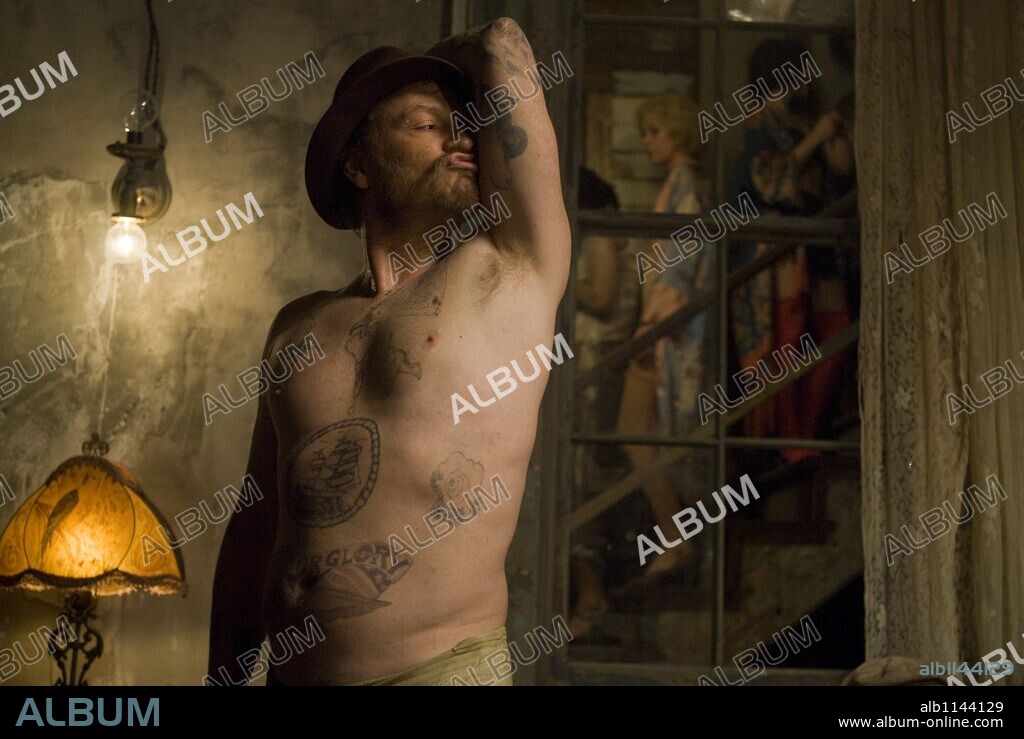 JARED HARRIS in THE CURIOUS CASE OF BENJAMIN BUTTON, 2008, directed by DAVID FINCHER. Copyright KENNEDY/MARSHALL COMPANY, THE/PARAMOUNT PICTURES/WARNER BROS / MORTON, MERRICK.