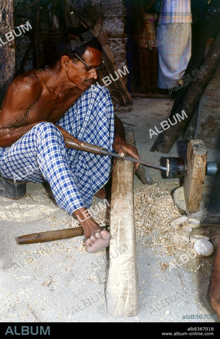 Thulhaadhoo (Tuladu) is a small island located at the extreme south-western rim of South Maalhosmadulu Atoll (Baa Atoll) to the north-west of Malé. It has long been renowned throughout the Maldives as an island of skilled lacquer-workers, and today this craft is enjoying a revival.<br/><br/>. Asia's smallest and least-known nation, the Republic of Maldives, lies scattered from north to south across a 750-kilometre sweep of the Indian Ocean 500 kilometres south-west of Sri Lanka. More than 1000 islands, together with innumerable banks and reefs, are grouped in a chain of nineteen atolls which extends from a point due west of Colombo to just south of the equator.
