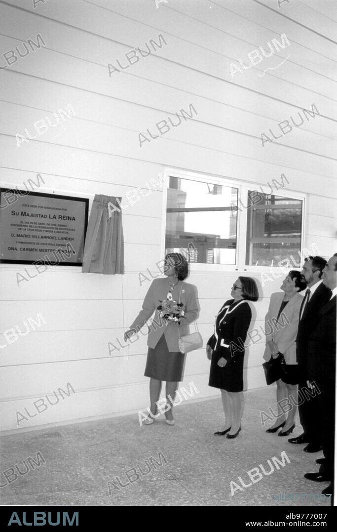 29 abril 1992. Inauguración de la nueva sede de la cruz Roja Española, por su majestad la Reina, en un edificio de más de cinco mil Metros Cuadrados, situado en el kilómetro 14 de la carretera de la Coruña. En el acto Estuvieron Presentes el ministro de sanidad y Consumo, José Antonio Griñán; La Ministra de Asuntos Sociales, Matilde Fernández; Y la presidenta de la cruz Roja, Carmen Mestre.