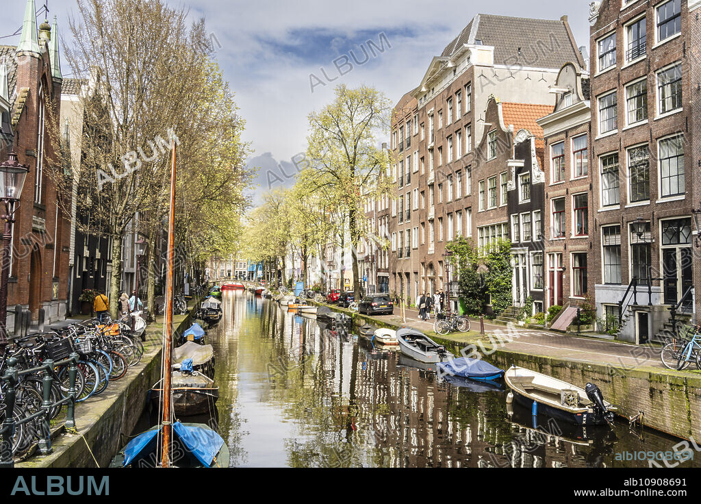 Oudezijds Voorburgwal channel, Amsterdam, Netherlands.